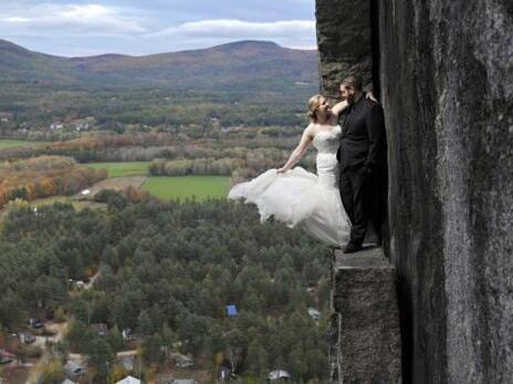 惊心动魄！这对新婚夫妇在百米峭壁上拍婚纱照-微刊