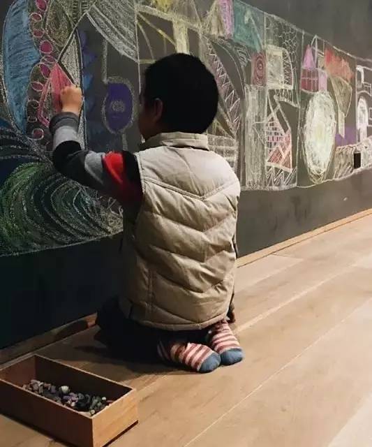 家里10年不玩手机,远离电视,孩子竟然变成了这样…-微刊