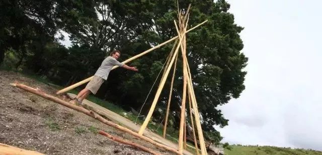 他不愿成为工作的奴隶,每天对着夕阳弹琴,人生从此天翻地覆-微刊